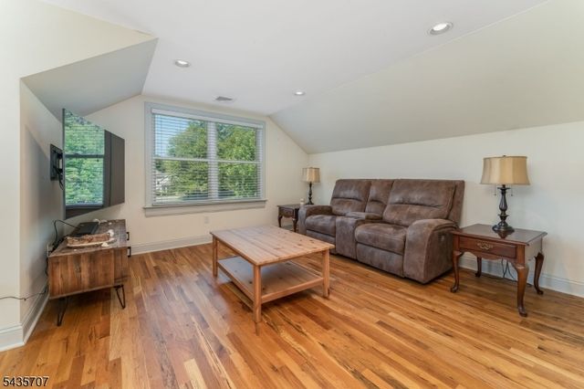 5 Marudy Dr, Clinton Town, NJ 08809