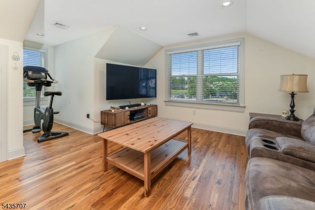 5 Marudy Dr, Clinton Town, NJ 08809