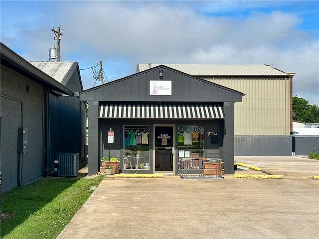 704 S Main Street, Bentonville, AR 72712