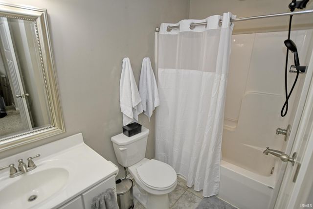 832 Groveview Court, Evansville, IN 47711