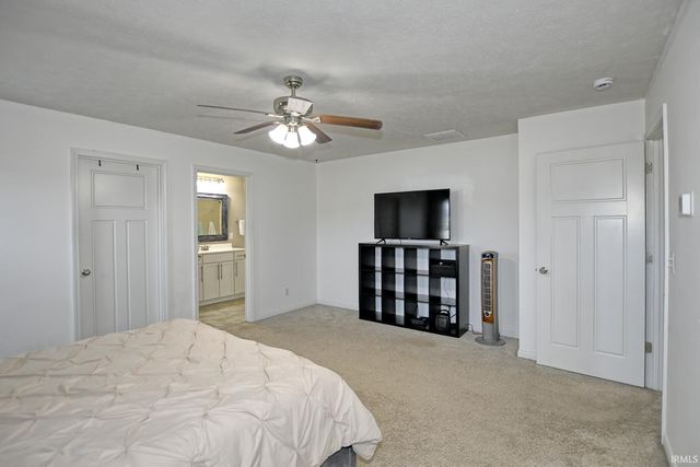 832 Groveview Court, Evansville, IN 47711