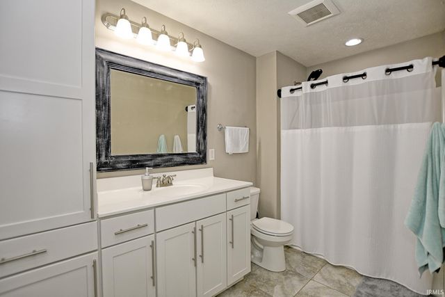 832 Groveview Court, Evansville, IN 47711