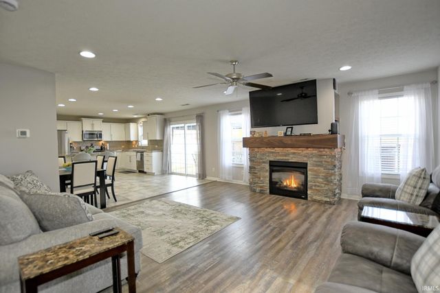 832 Groveview Court, Evansville, IN 47711