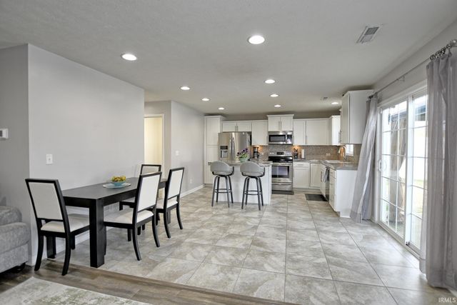 832 Groveview Court, Evansville, IN 47711