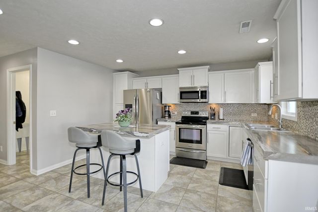 832 Groveview Court, Evansville, IN 47711