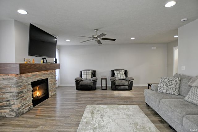 832 Groveview Court, Evansville, IN 47711