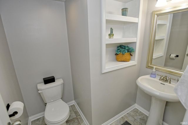 832 Groveview Court, Evansville, IN 47711