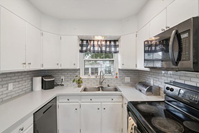 739 Beverly Park Place, Jackson, MI 49203