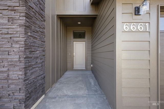 6661 W Redwood Creek Dr, Meridian, ID 83646