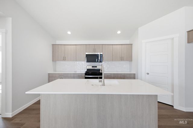 6661 W Redwood Creek Dr, Meridian, ID 83646