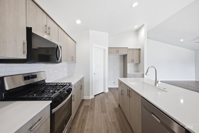 6661 W Redwood Creek Dr, Meridian, ID 83646