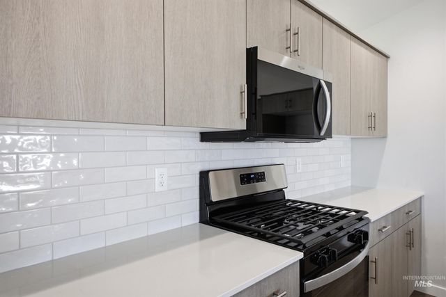 6661 W Redwood Creek Dr, Meridian, ID 83646