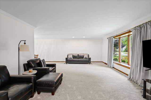 101 Carrol Gate Road, Wheaton, IL 60189