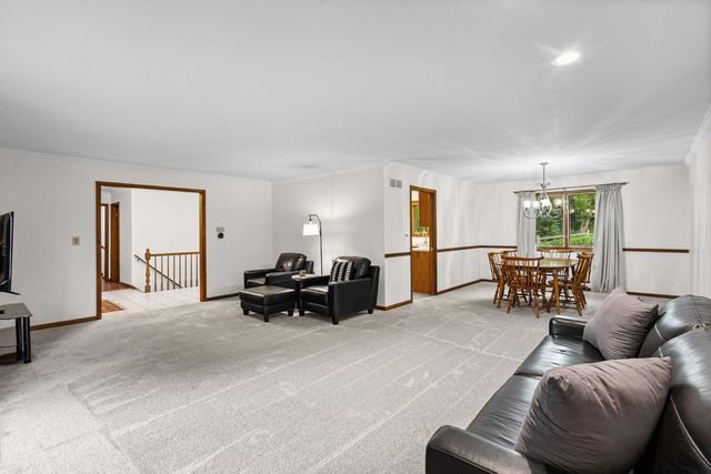 101 Carrol Gate Road, Wheaton, IL 60189