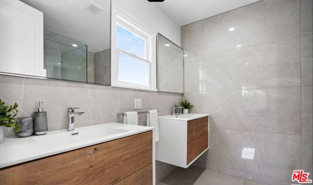 140 S Gardner Street, Los Angeles, CA 90036