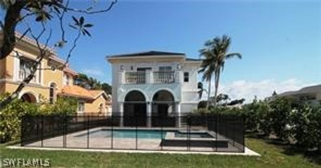 11002 W Vanderbilt DR, Naples, FL 34108