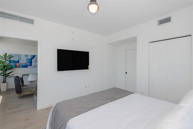 225 N Miami Avenue 2801, Miami, FL 33128