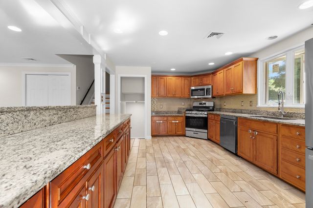 206 Fairview Ave, Brockton, MA 02301