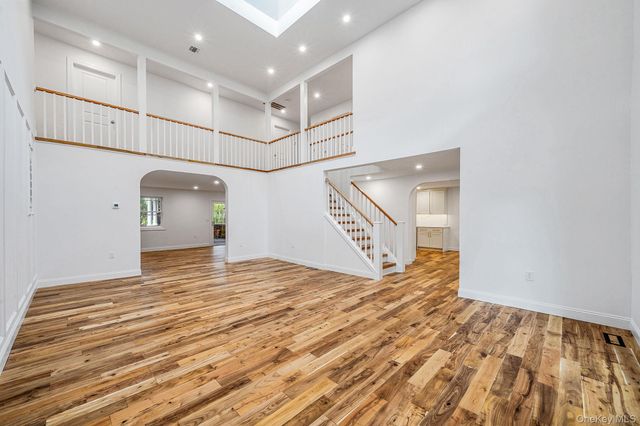 6 Connetquot Drive, Oakdale, NY 11769