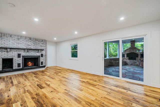 6 Connetquot Drive, Oakdale, NY 11769