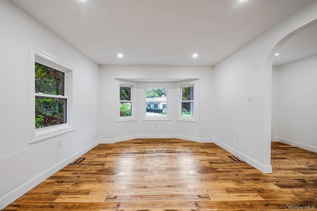 6 Connetquot Drive, Oakdale, NY 11769