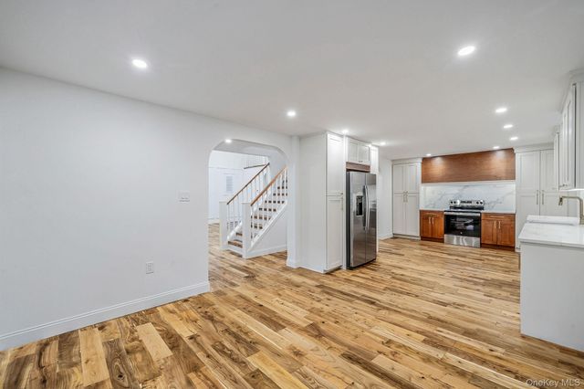 6 Connetquot Drive, Oakdale, NY 11769