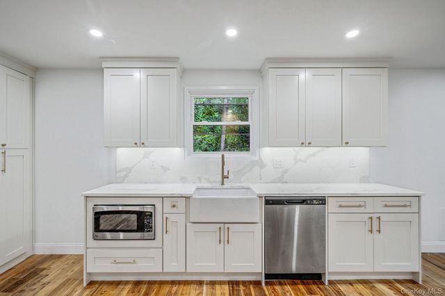 6 Connetquot Drive, Oakdale, NY 11769