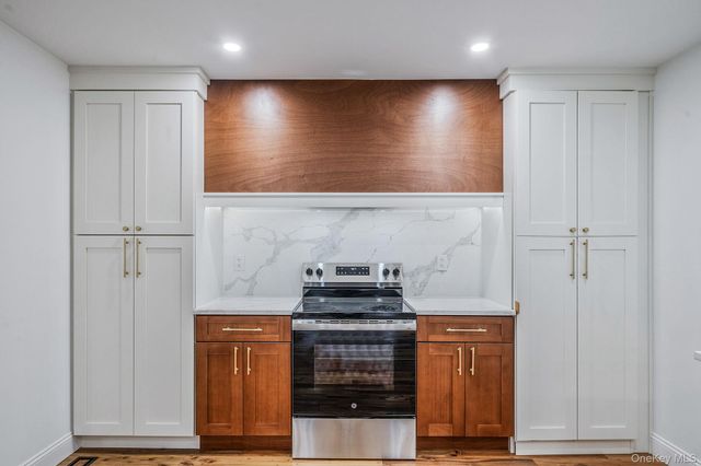 6 Connetquot Drive, Oakdale, NY 11769