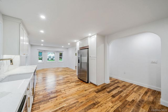 6 Connetquot Drive, Oakdale, NY 11769