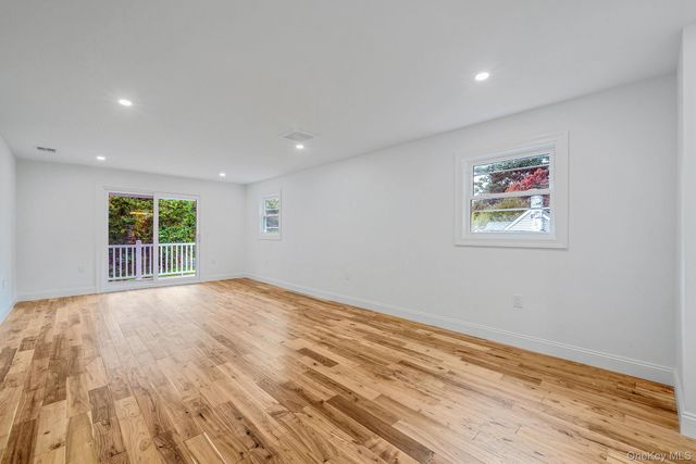 6 Connetquot Drive, Oakdale, NY 11769