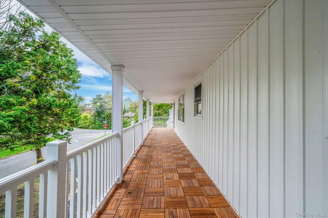 6 Connetquot Drive, Oakdale, NY 11769