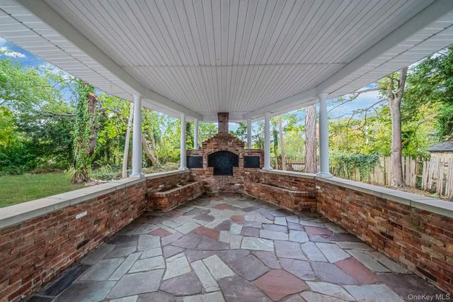 6 Connetquot Drive, Oakdale, NY 11769