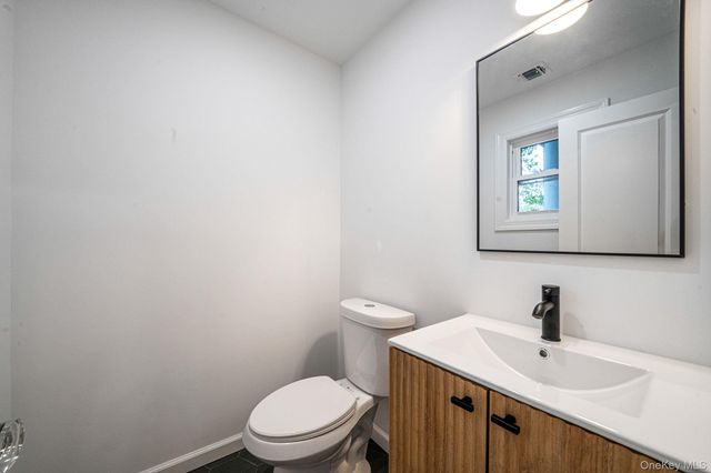 6 Connetquot Drive, Oakdale, NY 11769