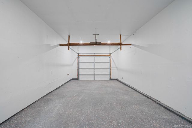 6 Connetquot Drive, Oakdale, NY 11769