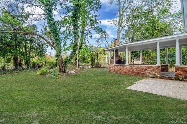 6 Connetquot Drive, Oakdale, NY 11769