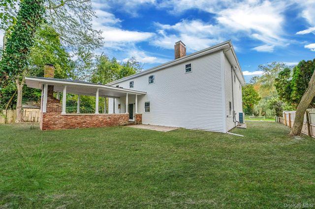 6 Connetquot Drive, Oakdale, NY 11769