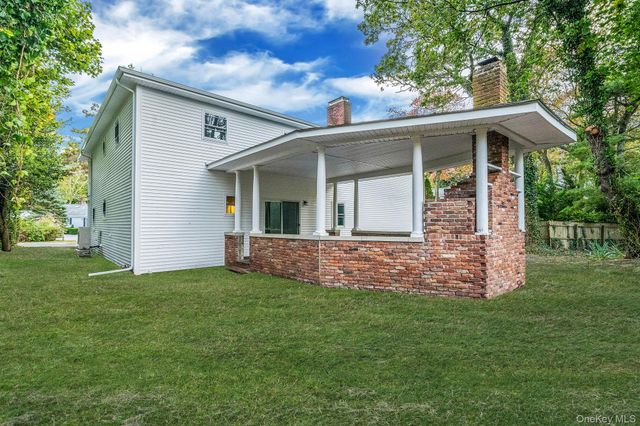 6 Connetquot Drive, Oakdale, NY 11769