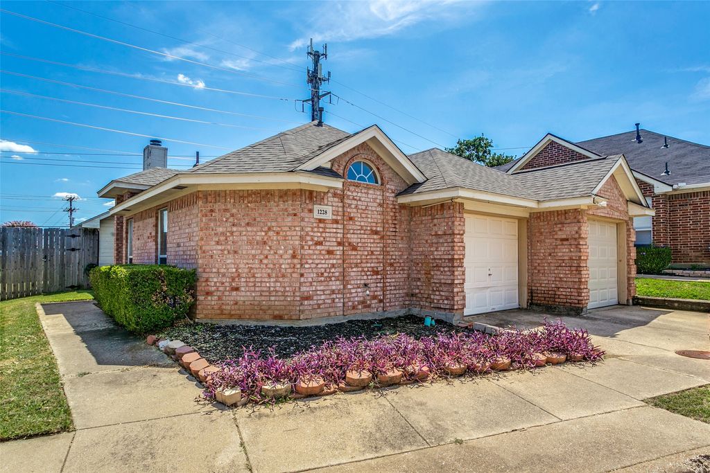 1228 Falcon Trail, Bedford, TX 76021