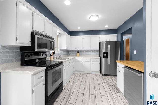 605 S Edward Dr Drive, Sioux Falls, SD 57103