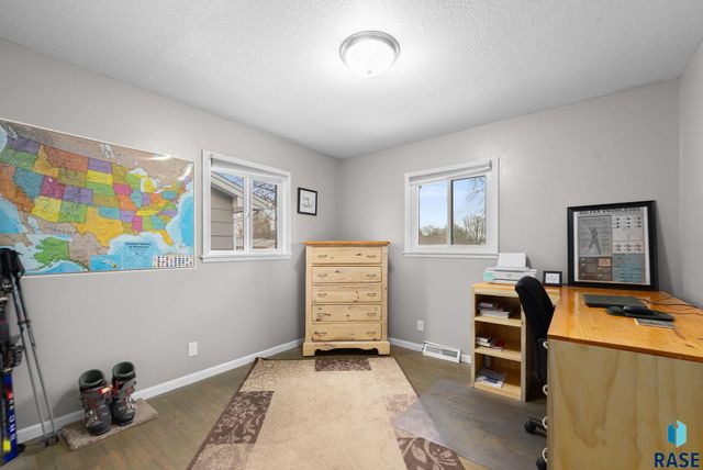 605 S Edward Dr Drive, Sioux Falls, SD 57103