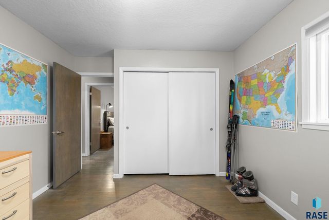 605 S Edward Dr Drive, Sioux Falls, SD 57103