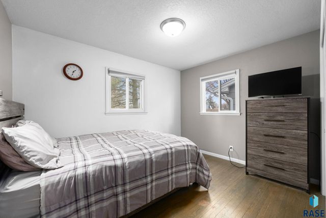 605 S Edward Dr Drive, Sioux Falls, SD 57103