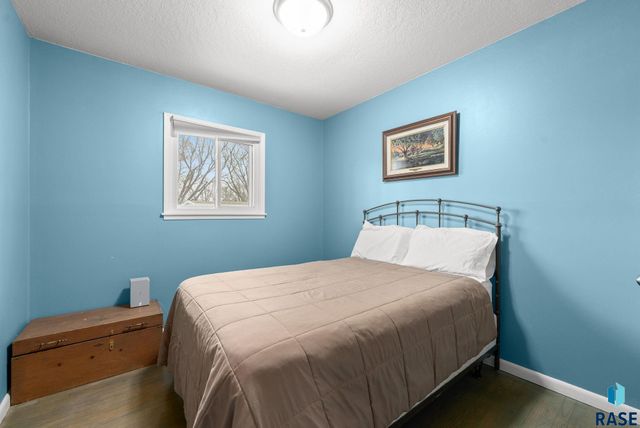 605 S Edward Dr Drive, Sioux Falls, SD 57103