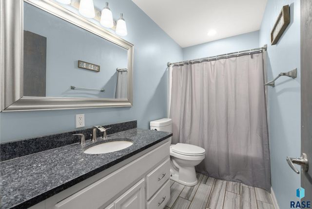 605 S Edward Dr Drive, Sioux Falls, SD 57103