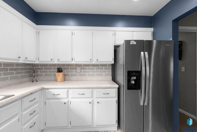 605 S Edward Dr Drive, Sioux Falls, SD 57103