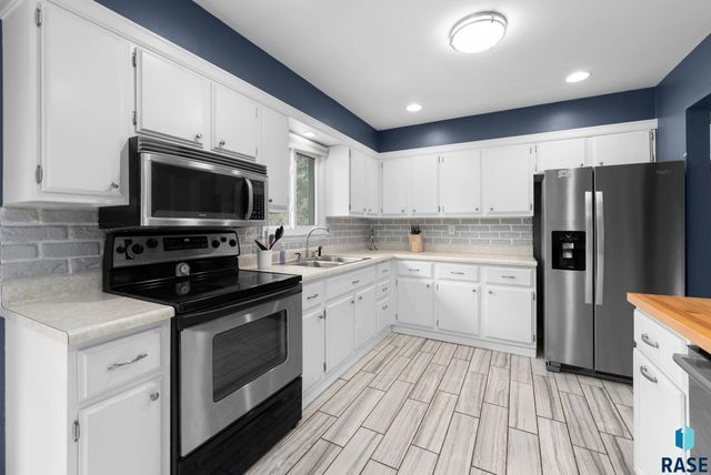 605 S Edward Dr Drive, Sioux Falls, SD 57103