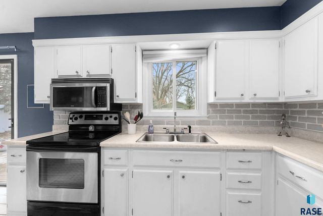 605 S Edward Dr Drive, Sioux Falls, SD 57103