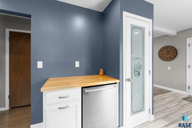 605 S Edward Dr Drive, Sioux Falls, SD 57103