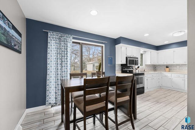 605 S Edward Dr Drive, Sioux Falls, SD 57103