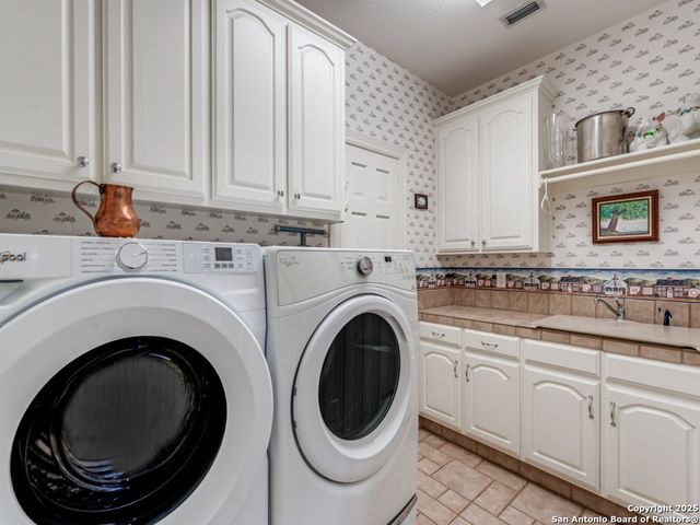 8745 PHOENIX AVE, Universal City, TX 78148